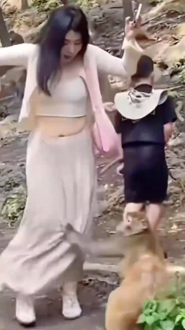 不是，你裙子都要被拽下来了不反抗的么！