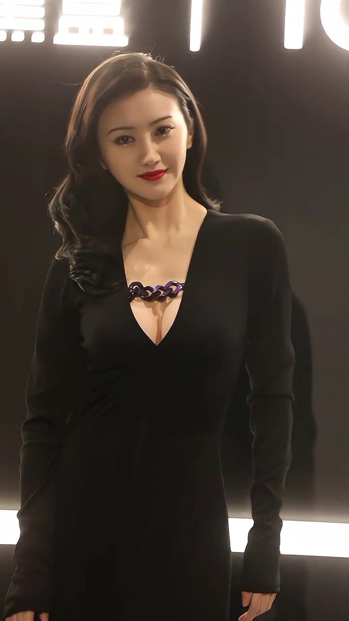 还带锁链的景甜这个近距离怼着拍难顶啊！