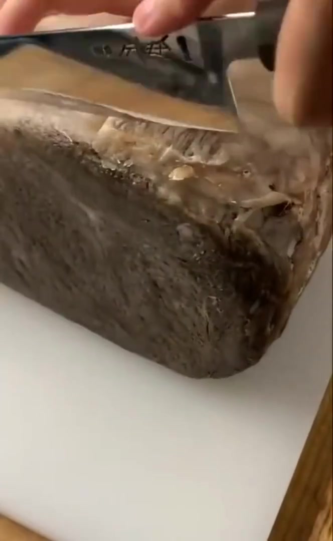 兄弟们这咋整，百元一斤的牛肉，放冰箱一晚上就这样了