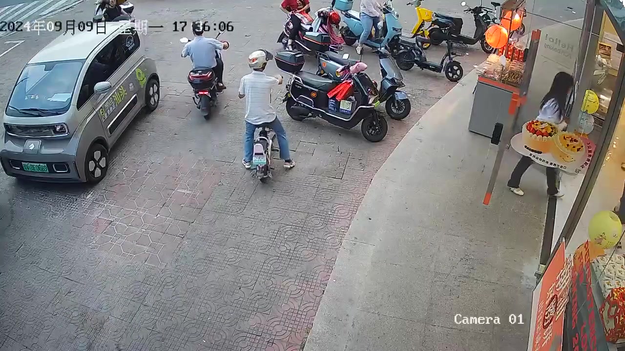 警察带着这个男人去亲戚家把偷的月饼送回来了