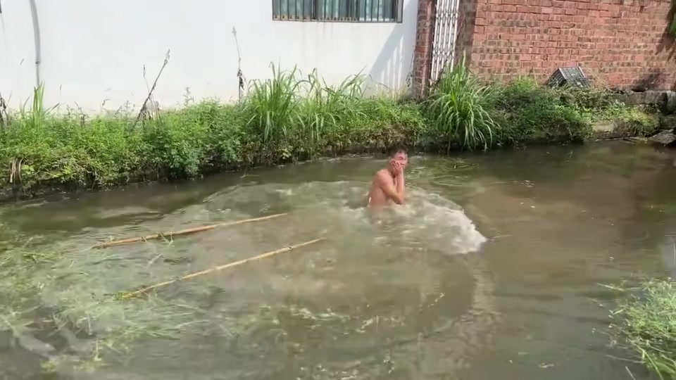 冷冷的冰鱼在脸上胡乱的拍