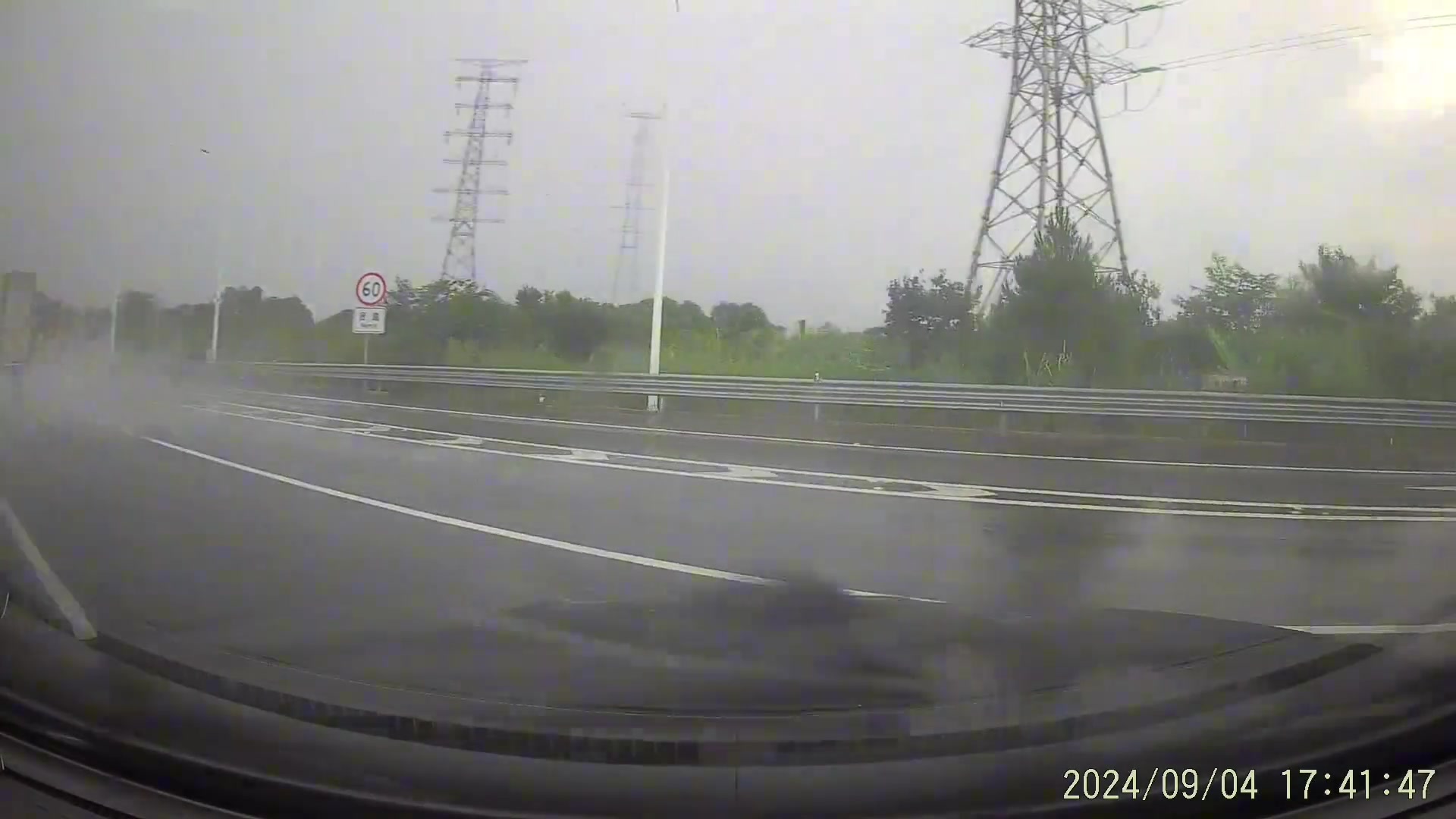 高速积水打滑，连四驱车都没顶住，这个漂移够我吹一辈子了