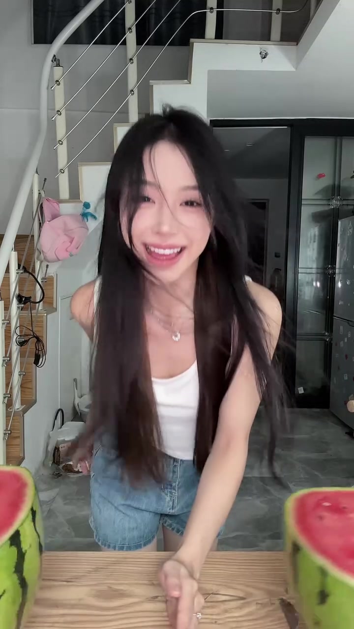 搁这玩剪辑呢是吧！有种真给我开一个看看！