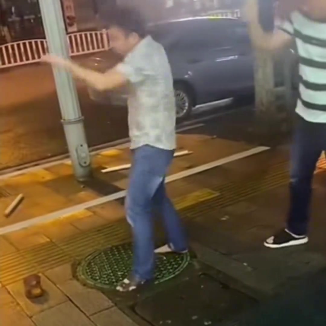 每次离开总是装作轻松的样子