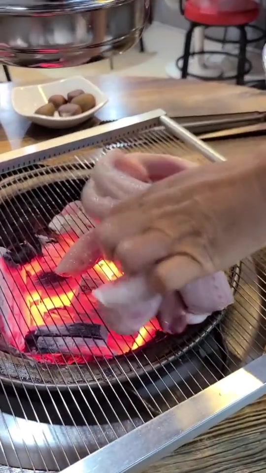 这应该就是最新鲜的海鲜了吧，放碳上还还狂动