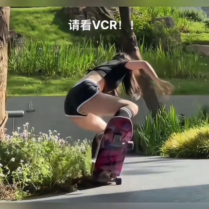 让她装逼不好意思我已经忍不住笑了...