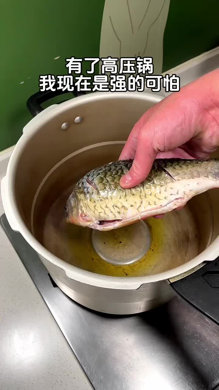 这都被开膛破肚了，放锅里的时候还能动一下啊