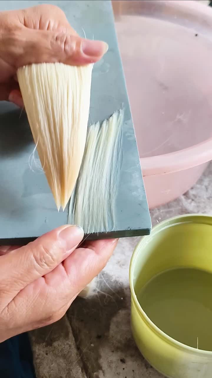 毛笔头都是这样细细做出来的，活该卖的贵