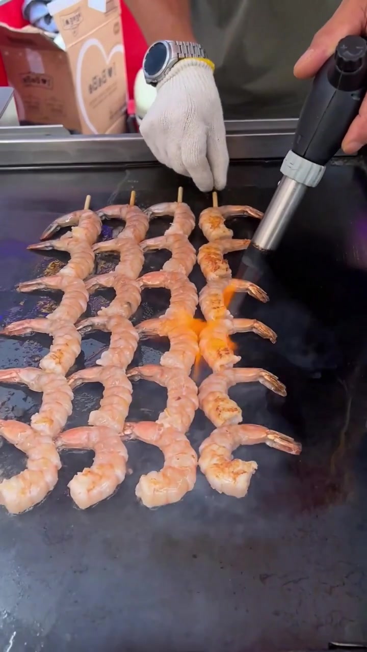 铁板烤虾串直接用火枪烤感觉味道没那么香