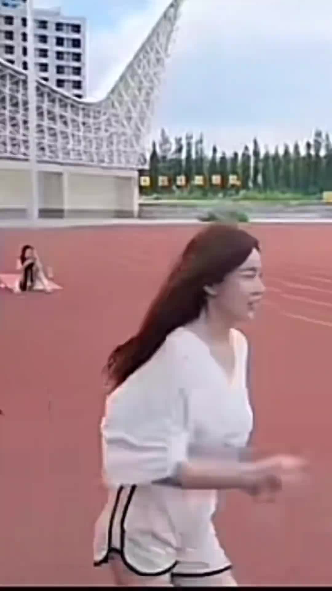 格局！别人是跳高，她是阻止别人再次跳高！！