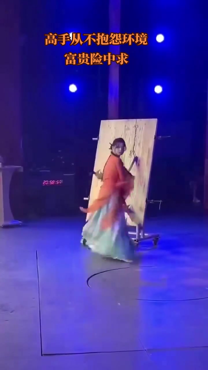 富贵险中求！她这样躲飞刀一天能赚多少啊