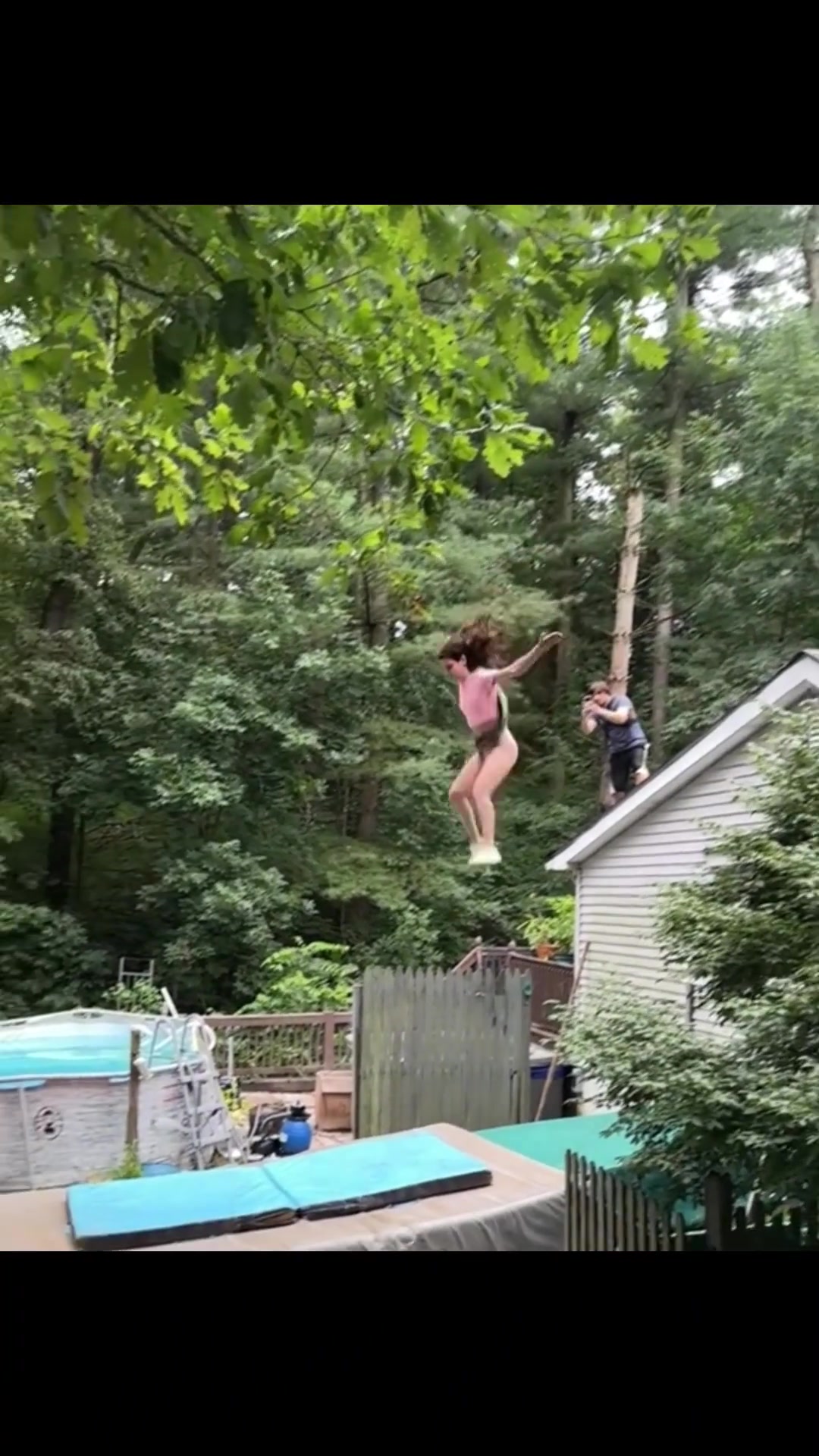 不穿安全裤小姐姐即便是走光也要跳下去吗