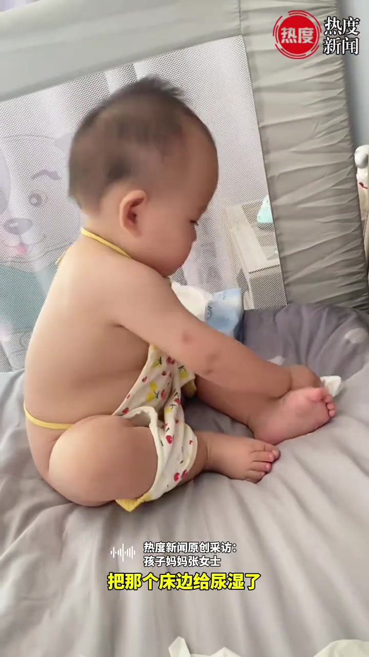 萌娃坐在床边安安静静，妈妈转头一看在用纸擦尿