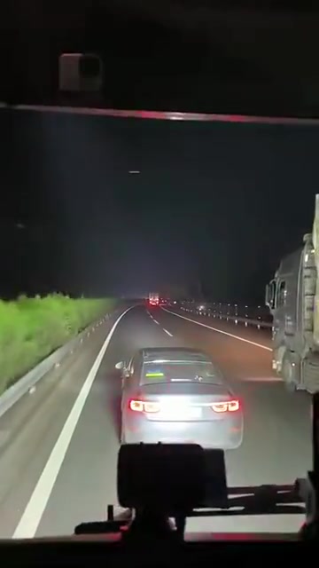 在高速超车道打双闪开慢车，你是嫌活太久了