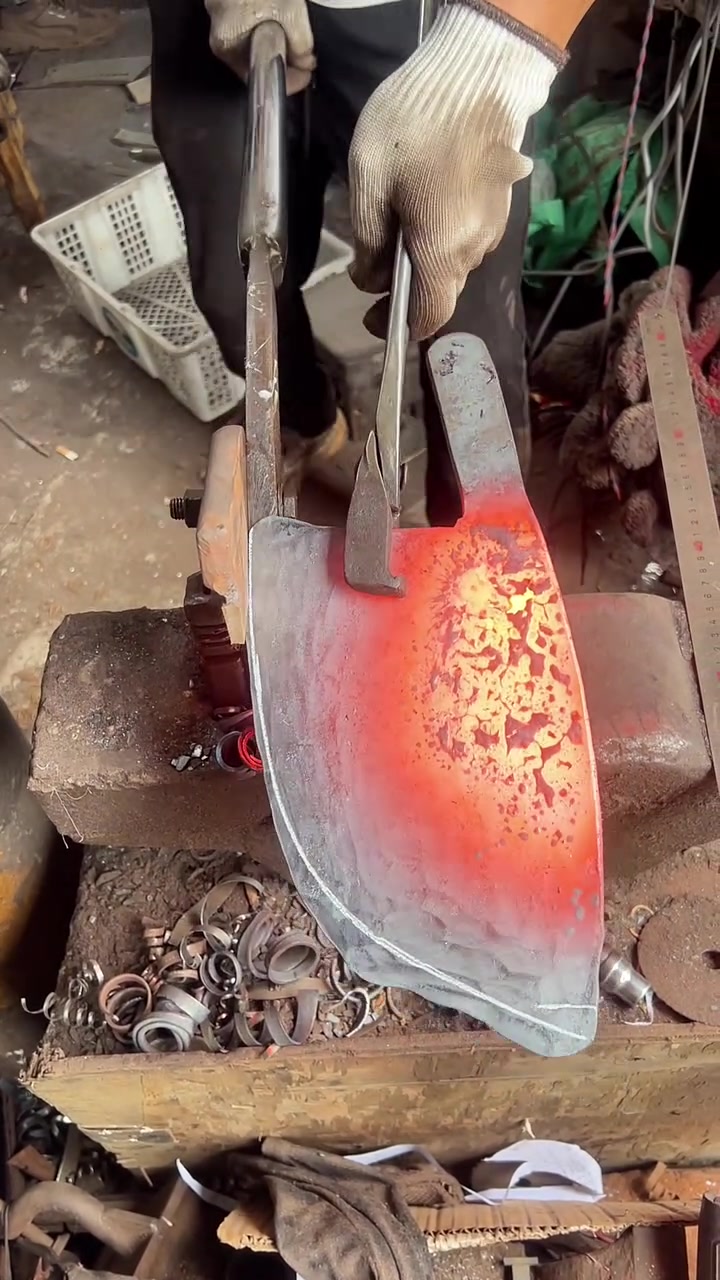 现在还有铁匠吗纯手工打造砍骨刀！一看就削铁如泥！