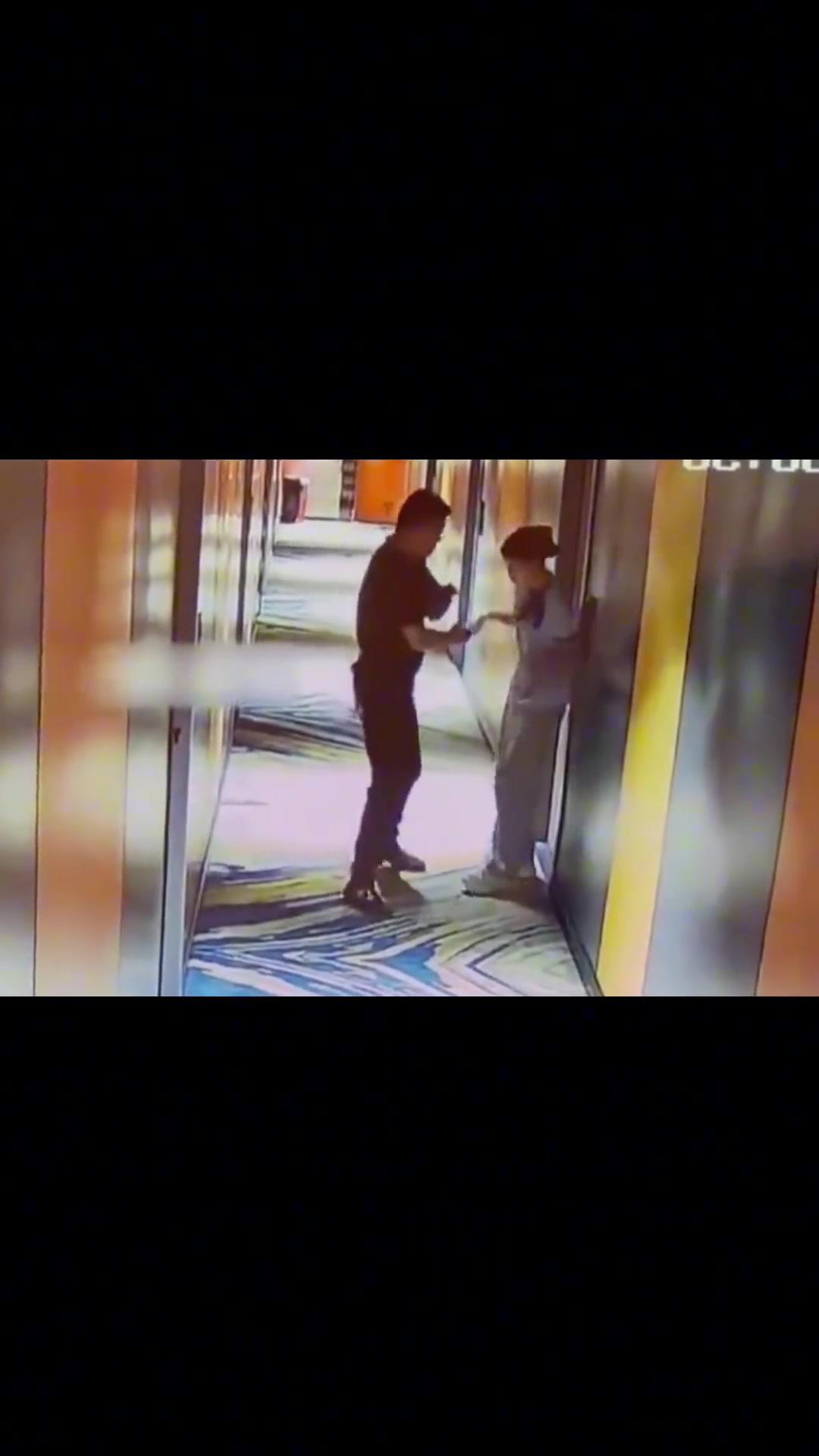 手太脏了！猥琐油腻男调戏女服务员...