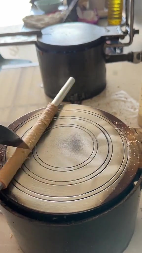 锅底做菜原来国外的蛋卷是这样做的！