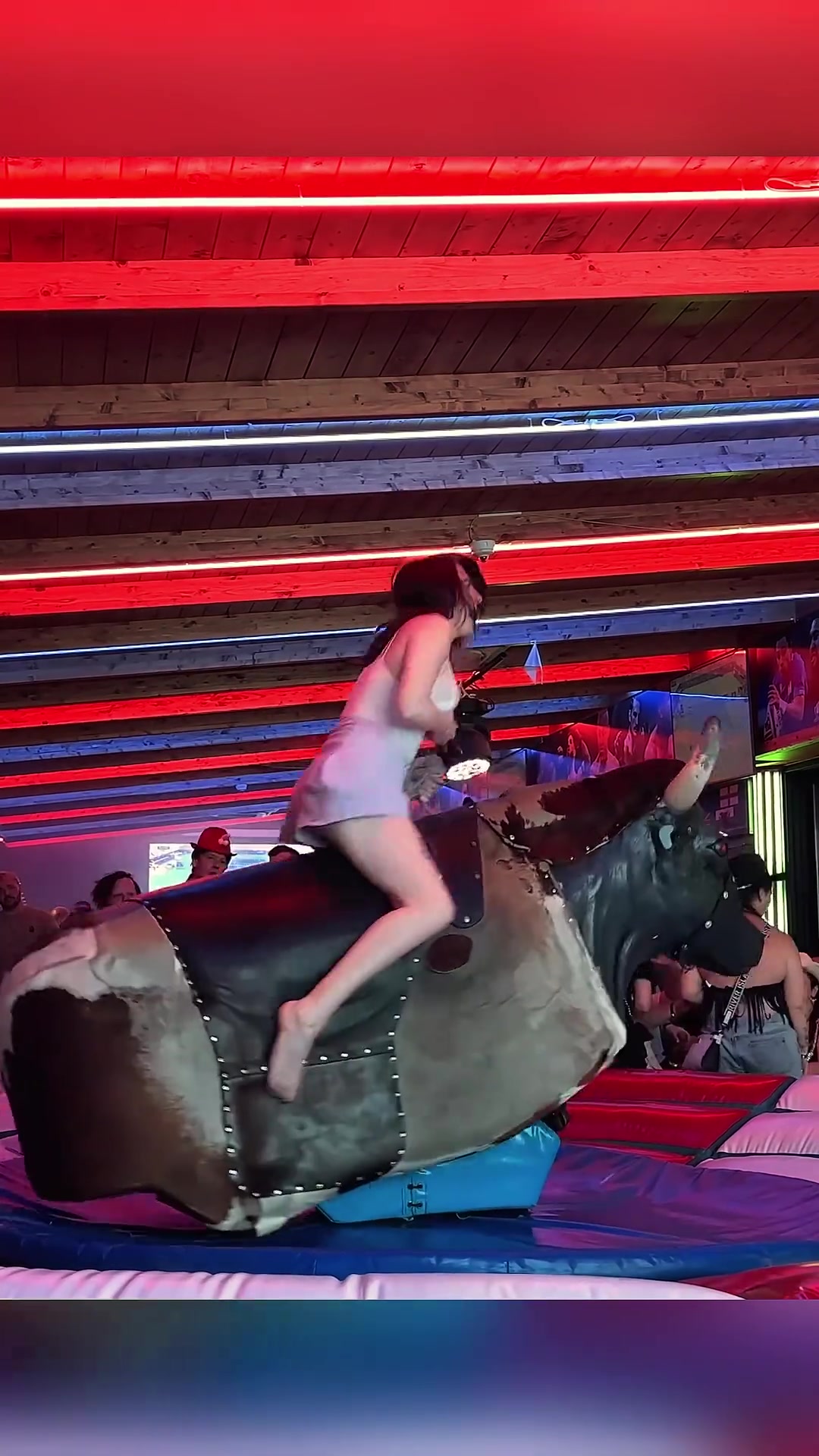 这样斗牛，你能撑得比她久么