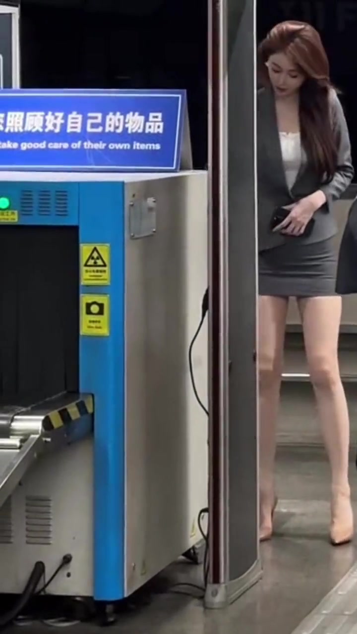地铁偶遇上商务白领小姐姐，这身材绝了！
