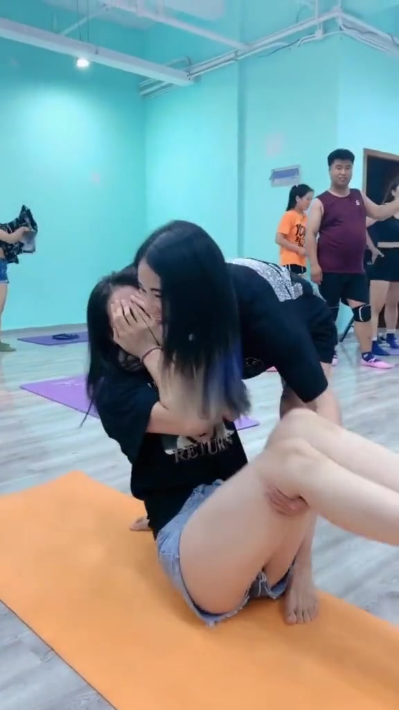 小姐姐终究还是暴露了...