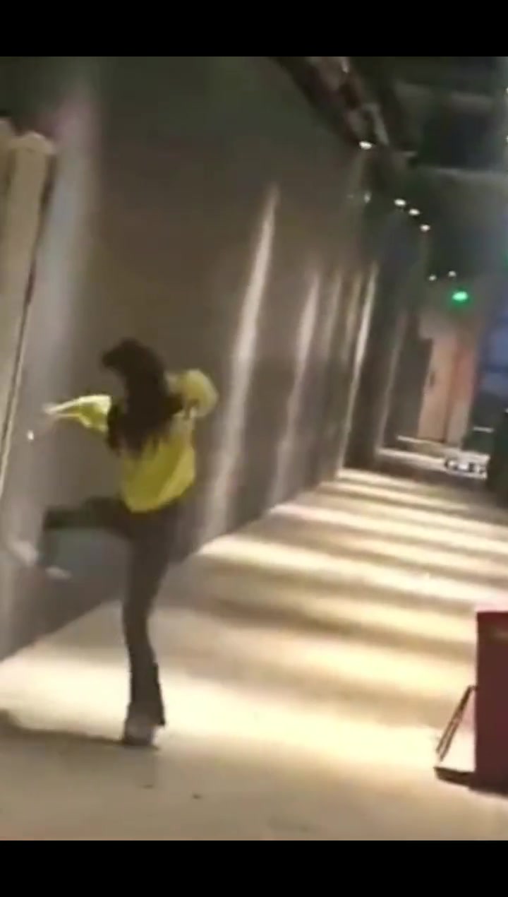 她这是伤敌0，自损1000啊！