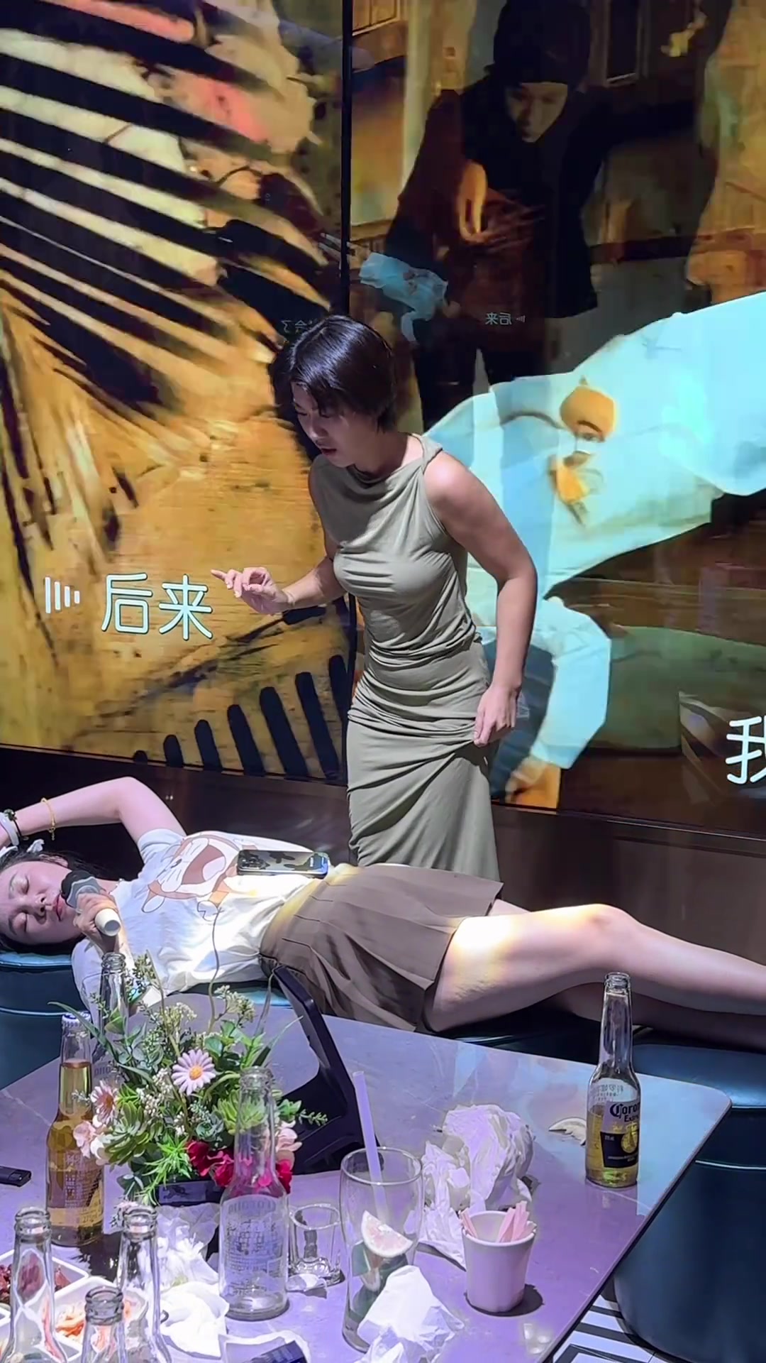 原来KTV里面，两个女人就是一台戏了啊...