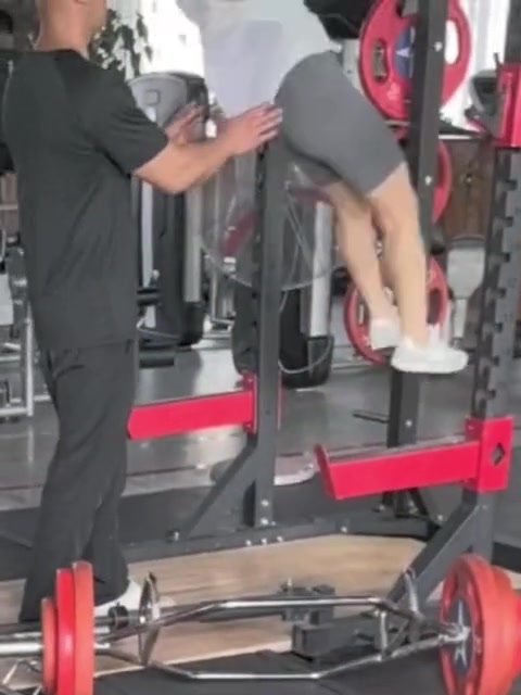 健身房喜欢玩点高难度的下一秒就很难受了...