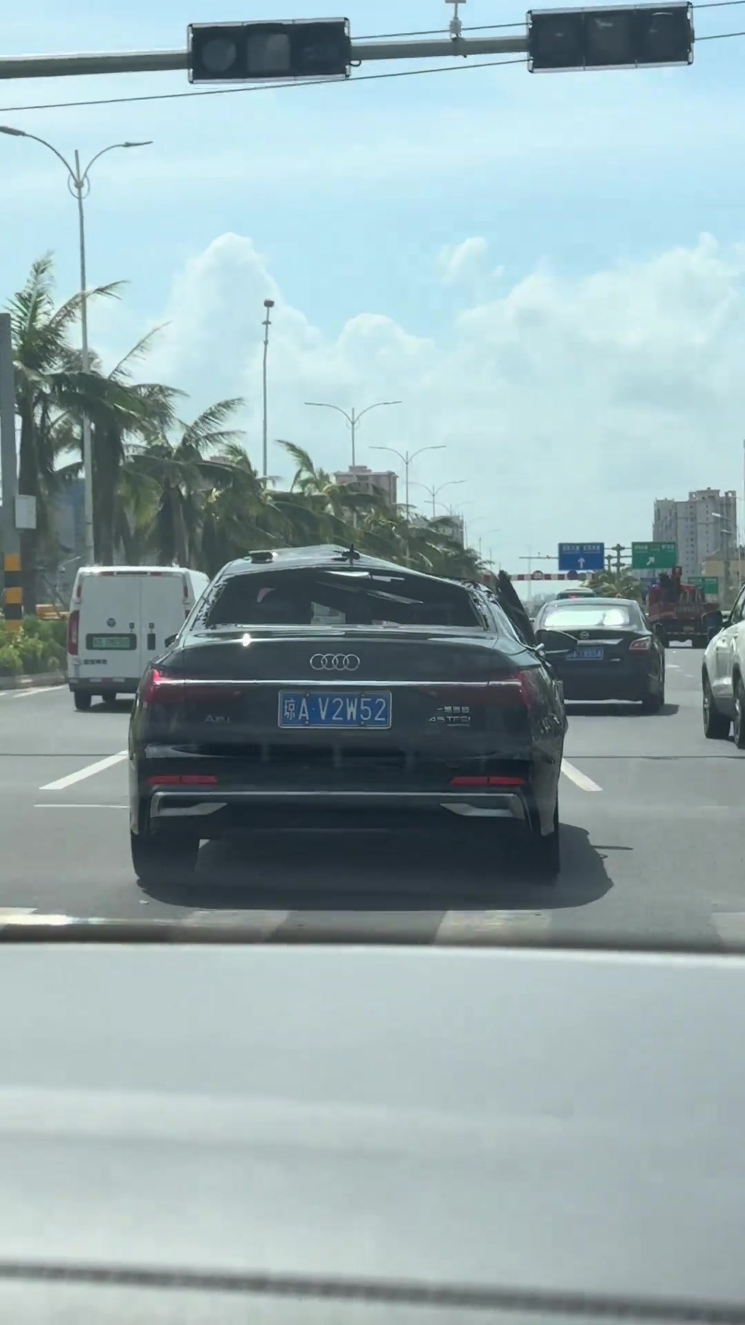 本来是去4s店修车的，过去发现店吹不见了，又回来了