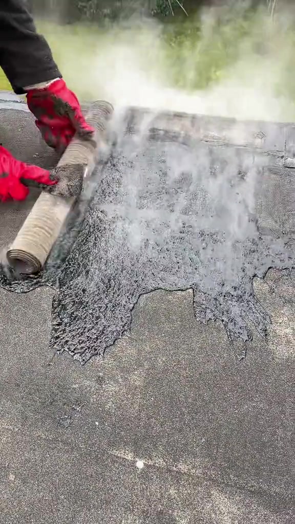 这铺的是沥青吗上面的是啥皮
