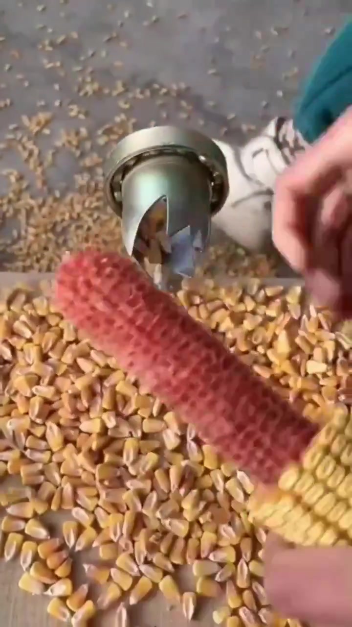 再练螺旋丸手摇苞米脱粒机！太效率了吧！