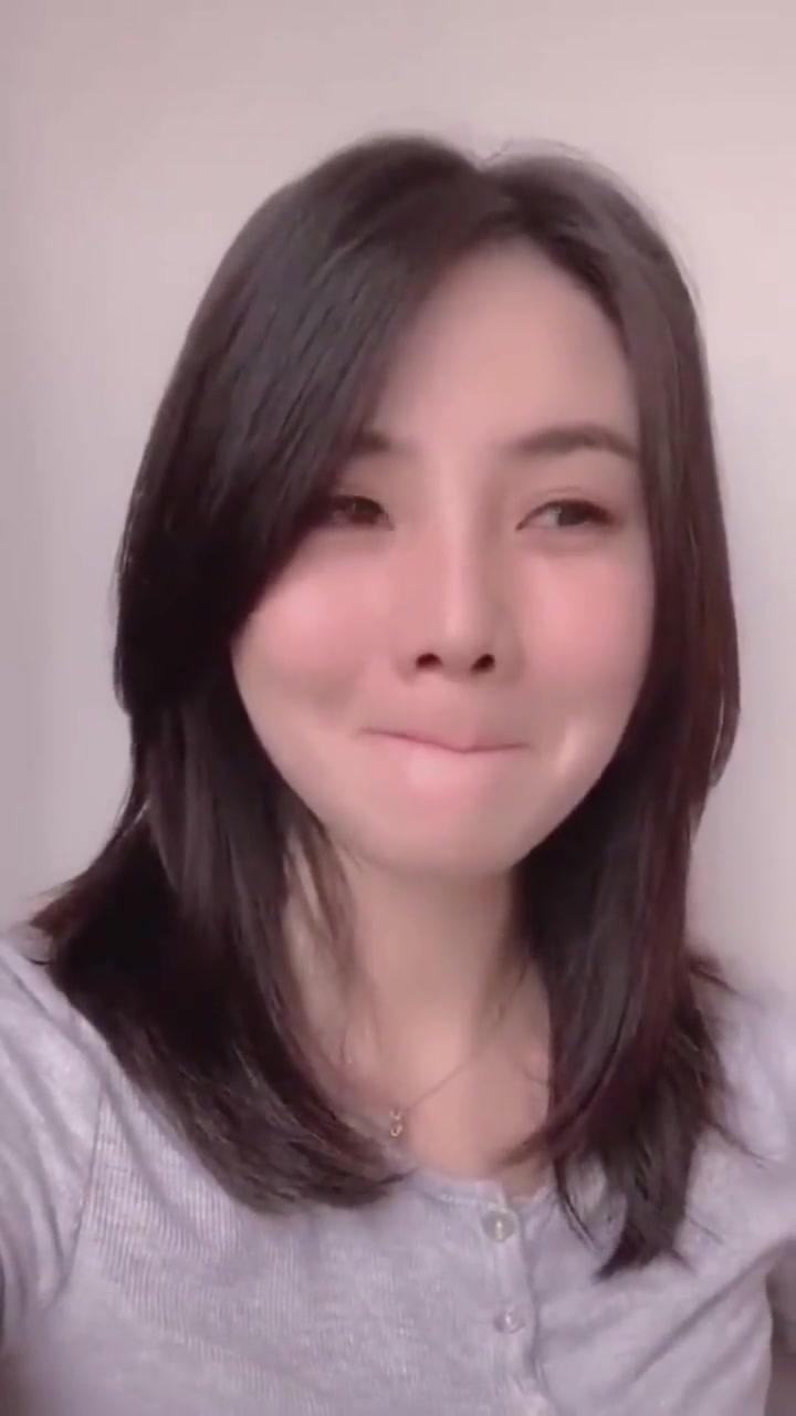 我还在想什么样的嘴能毁一张脸，看到后我
