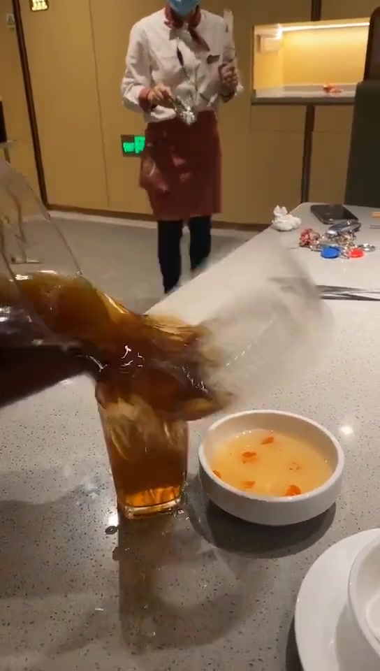 服务员：哎，我就不提醒你