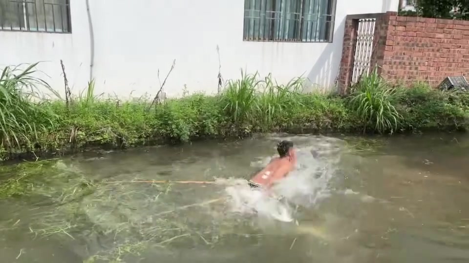 我一进来就看见常威在打来福