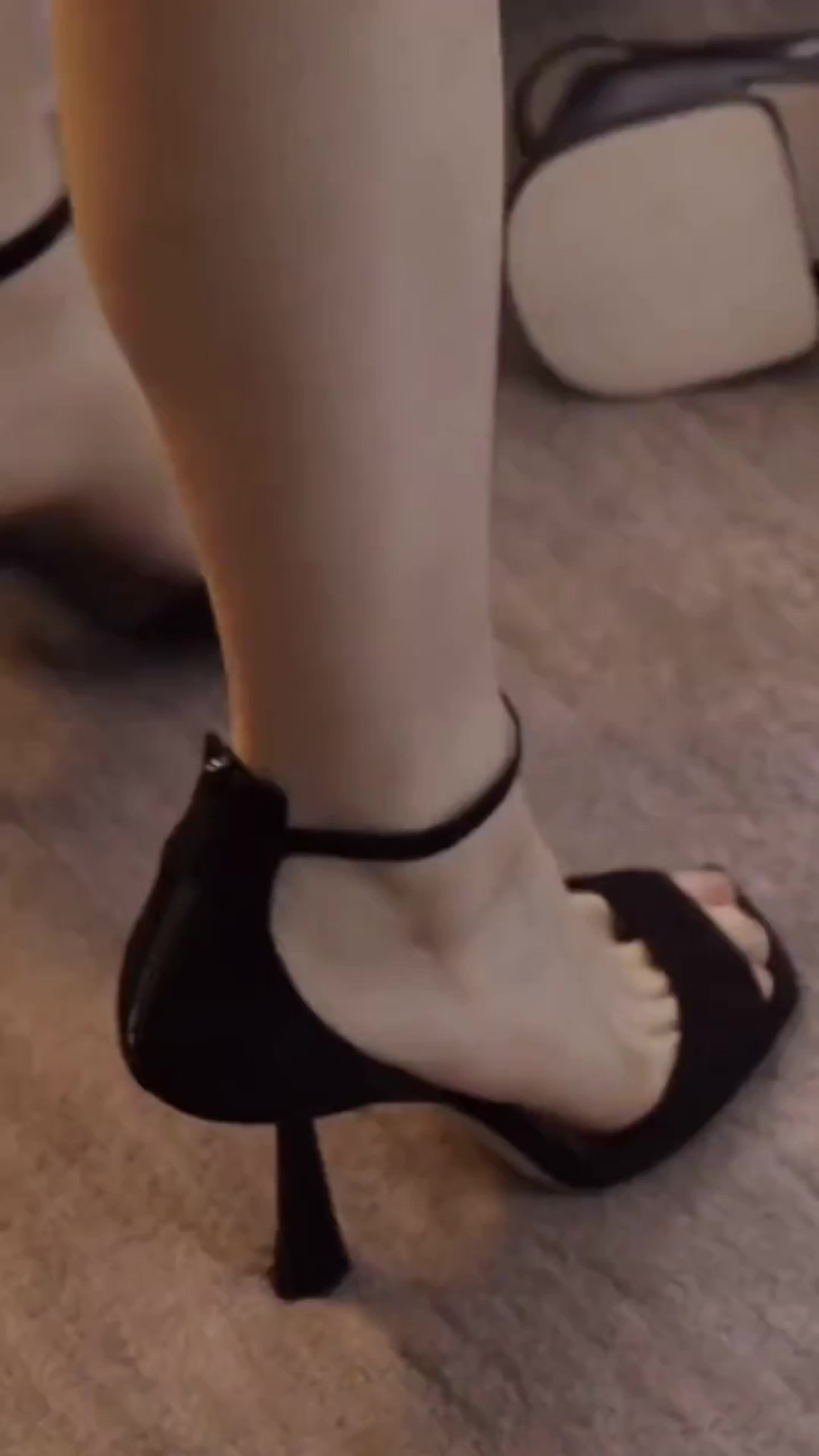 杨超越怎么连鞋子都穿不好！！