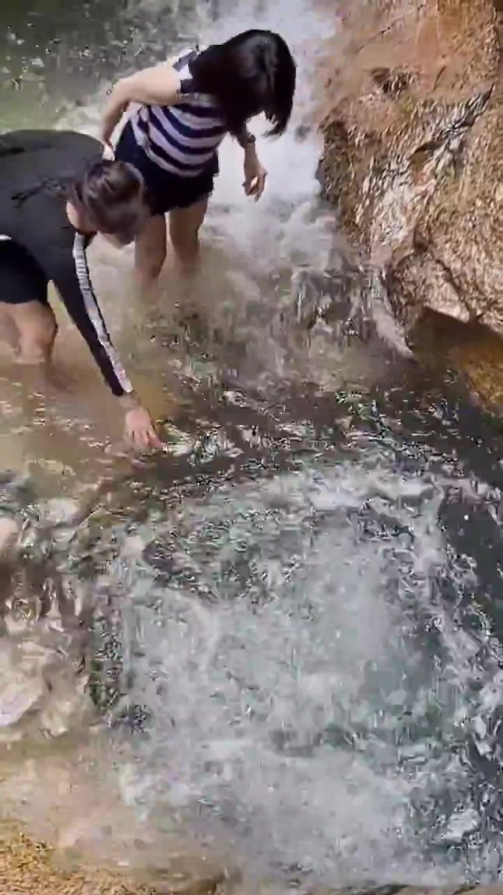 这种看着就深的水坑可不敢跳！