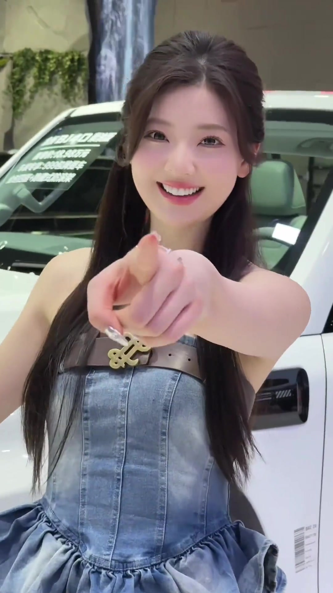 清纯甜美又白又嫩！美女车模：你好色