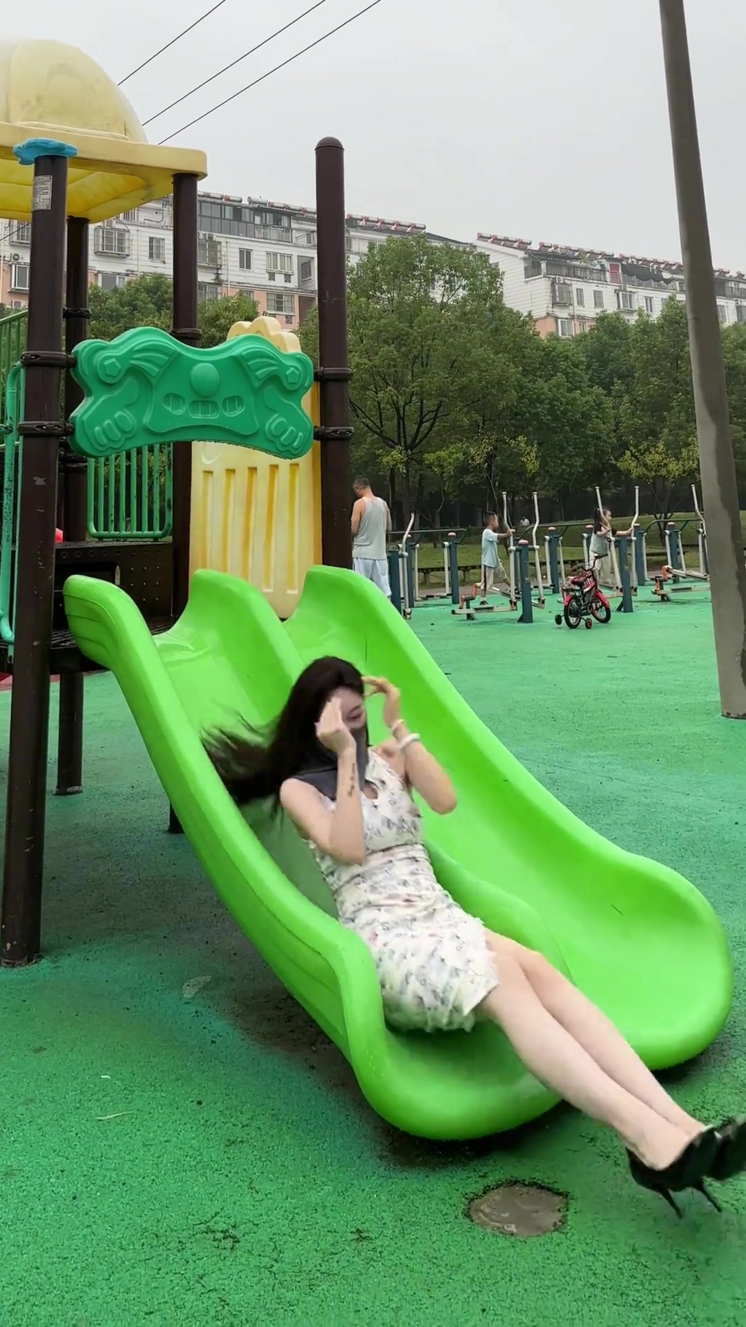 只有我觉得这样滑很危险吗