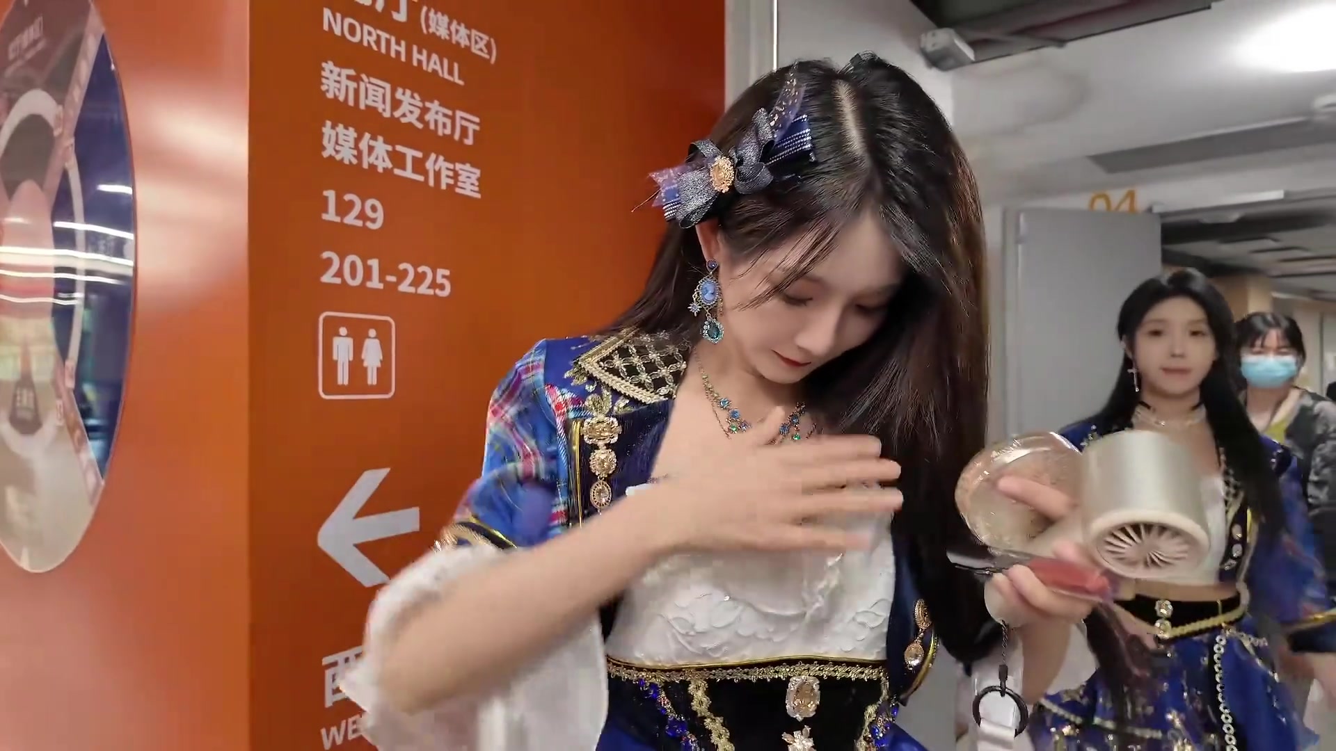 现在女生都是这样明目张胆地垫东西吗