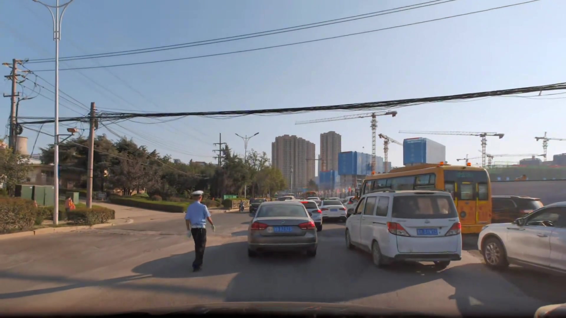 青岛崂山交警太不容易了，原谅我忍不住笑出了声