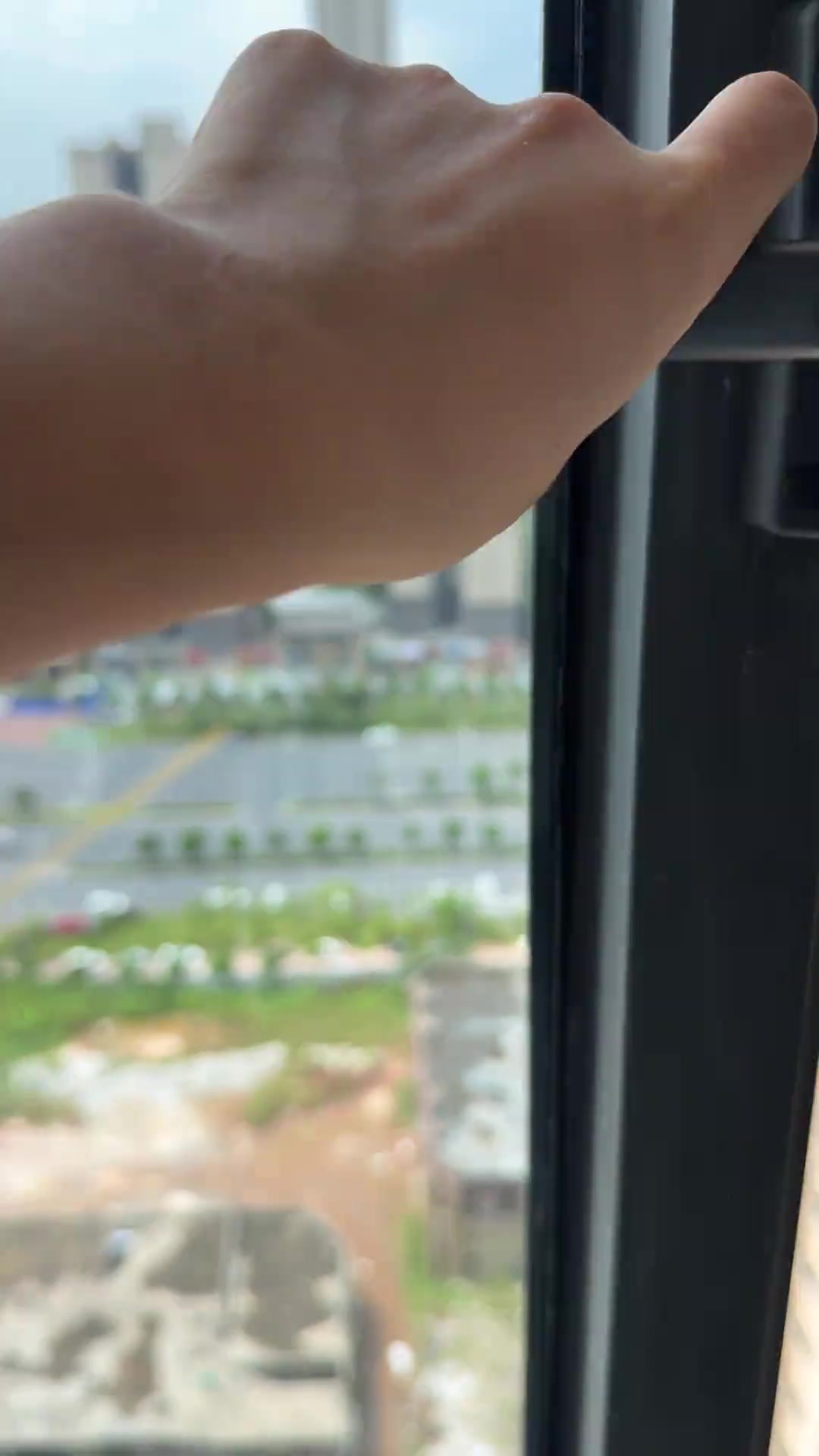 交房窗户没有安全拉链条，物业跟我说这是逃生用的