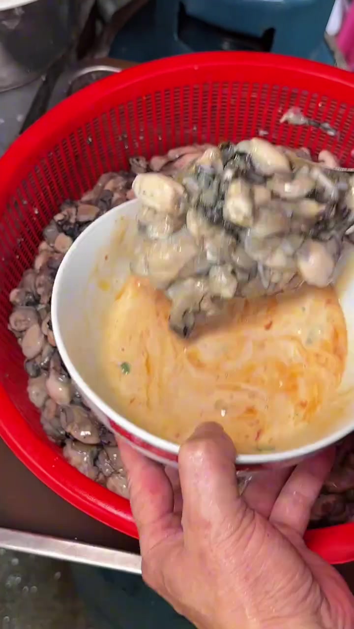 隐藏在揭阳小巷里的鸭蛋煮的生蚝，味道简直绝了！！
