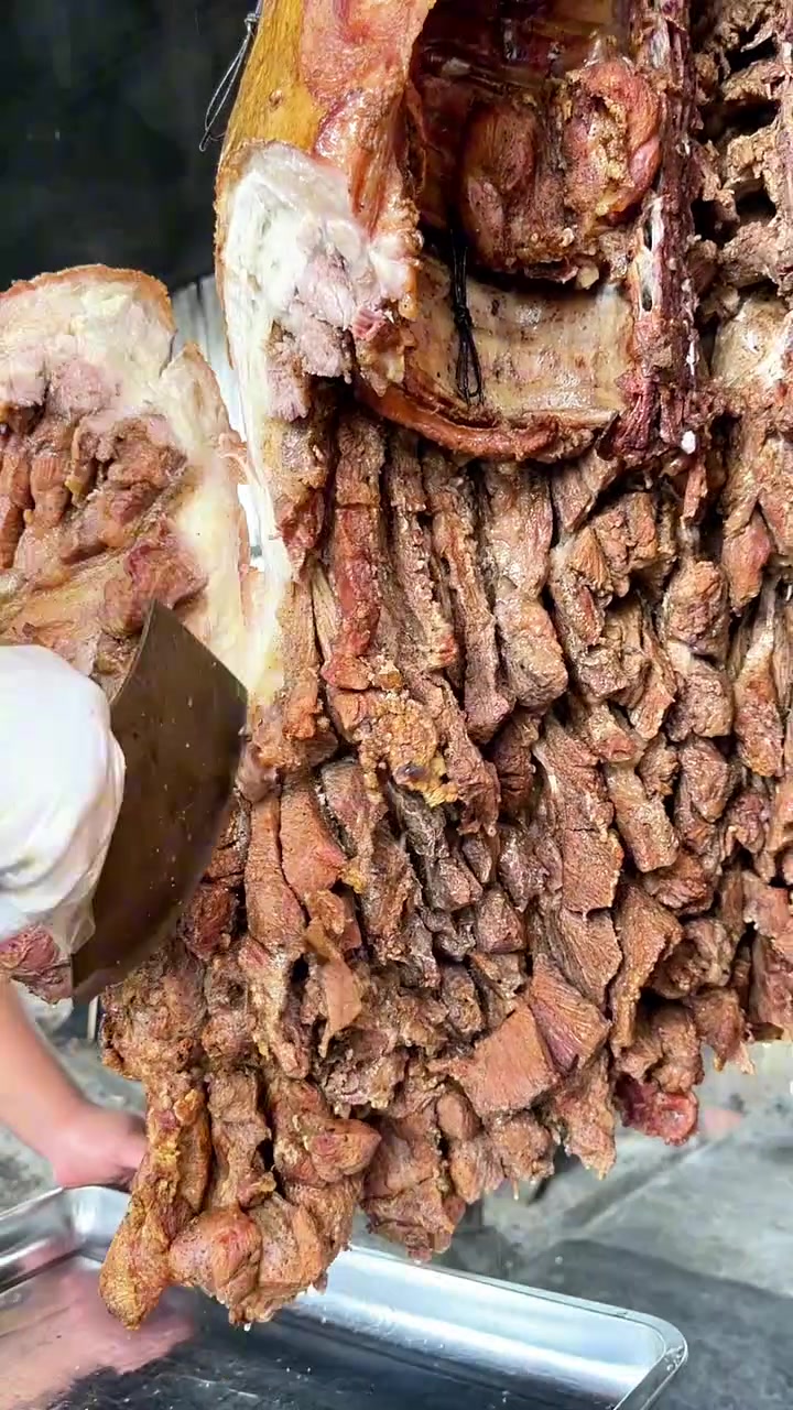 前腿肘子肉一刀，近距离看肉质，皮酥肉嫩，肥而不腻，想吃！！