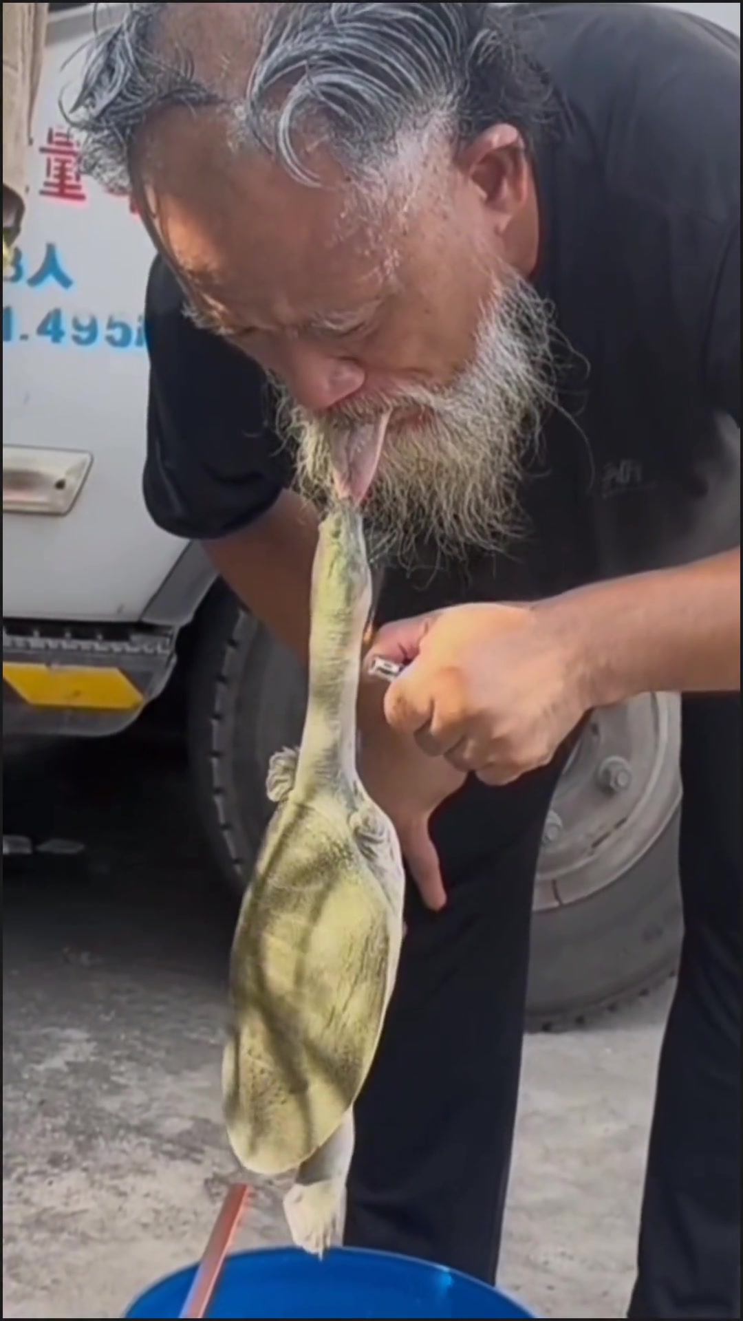大爷被鳖咬住舌头不放，拿打火机烧它脖子！