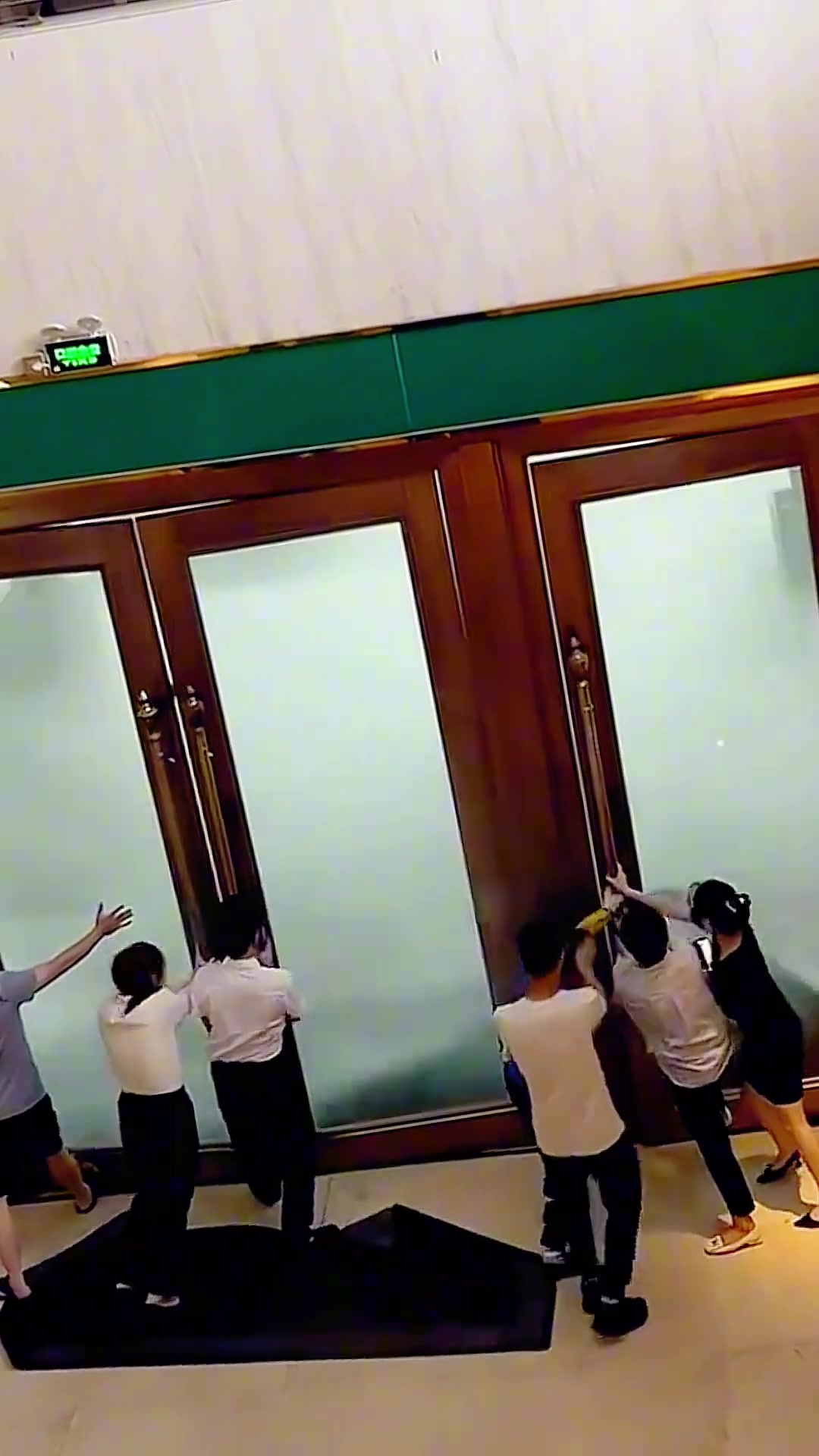势头太大了！看起来她们好像要撑不住啊...