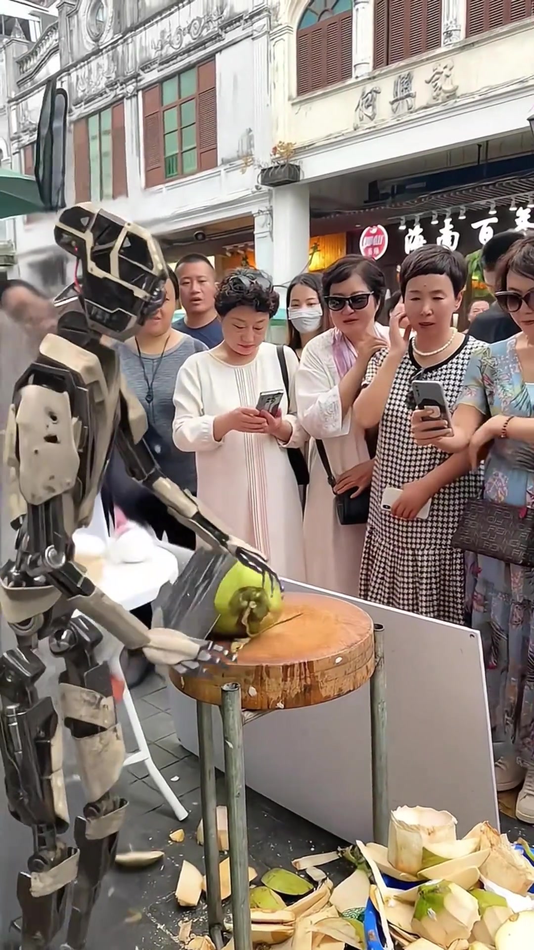 前几天看到机器人揉面团，今天又是砍椰子！