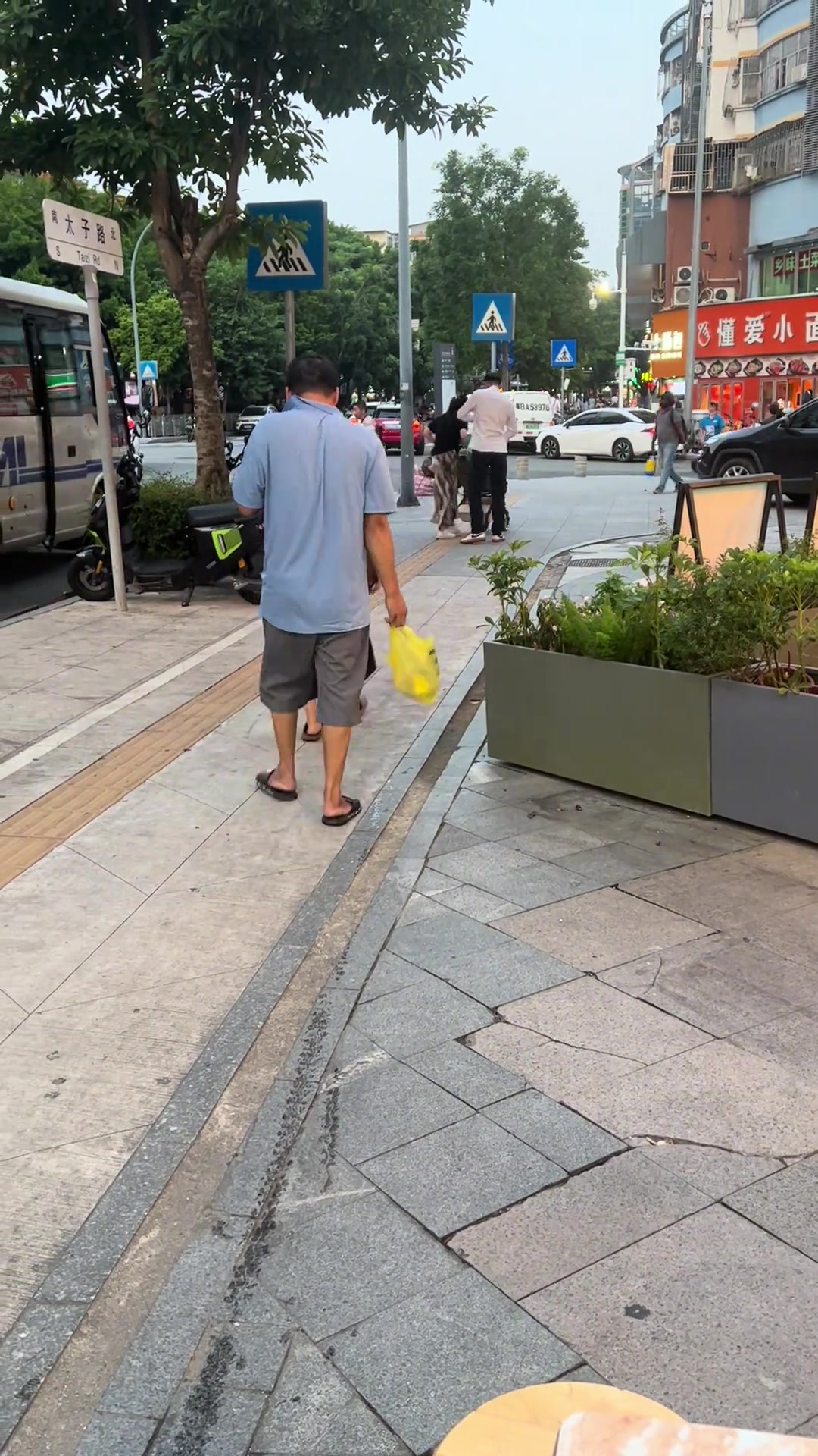 买了份饭给街边乞丐，自己不敢过去，让老板帮忙送