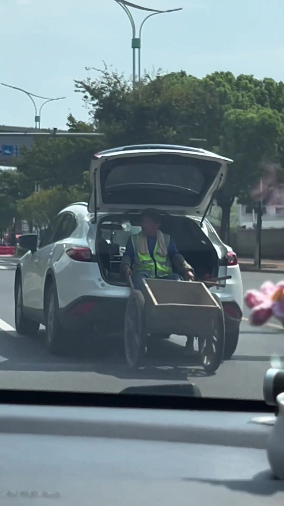 瞎搞！被交警抓到就老实了！！！