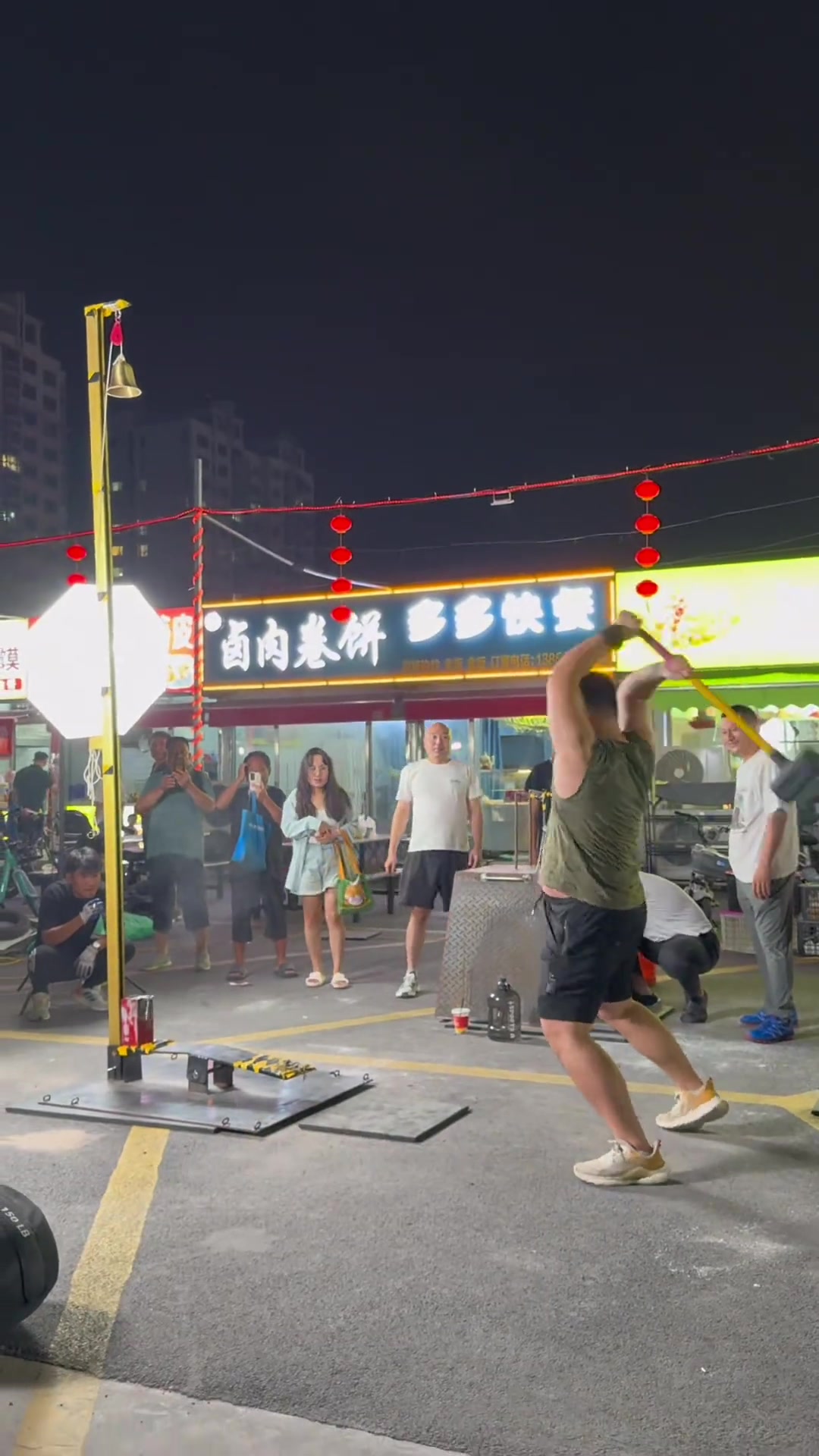 铁板是弯的，没练过的人还真的难锤上去