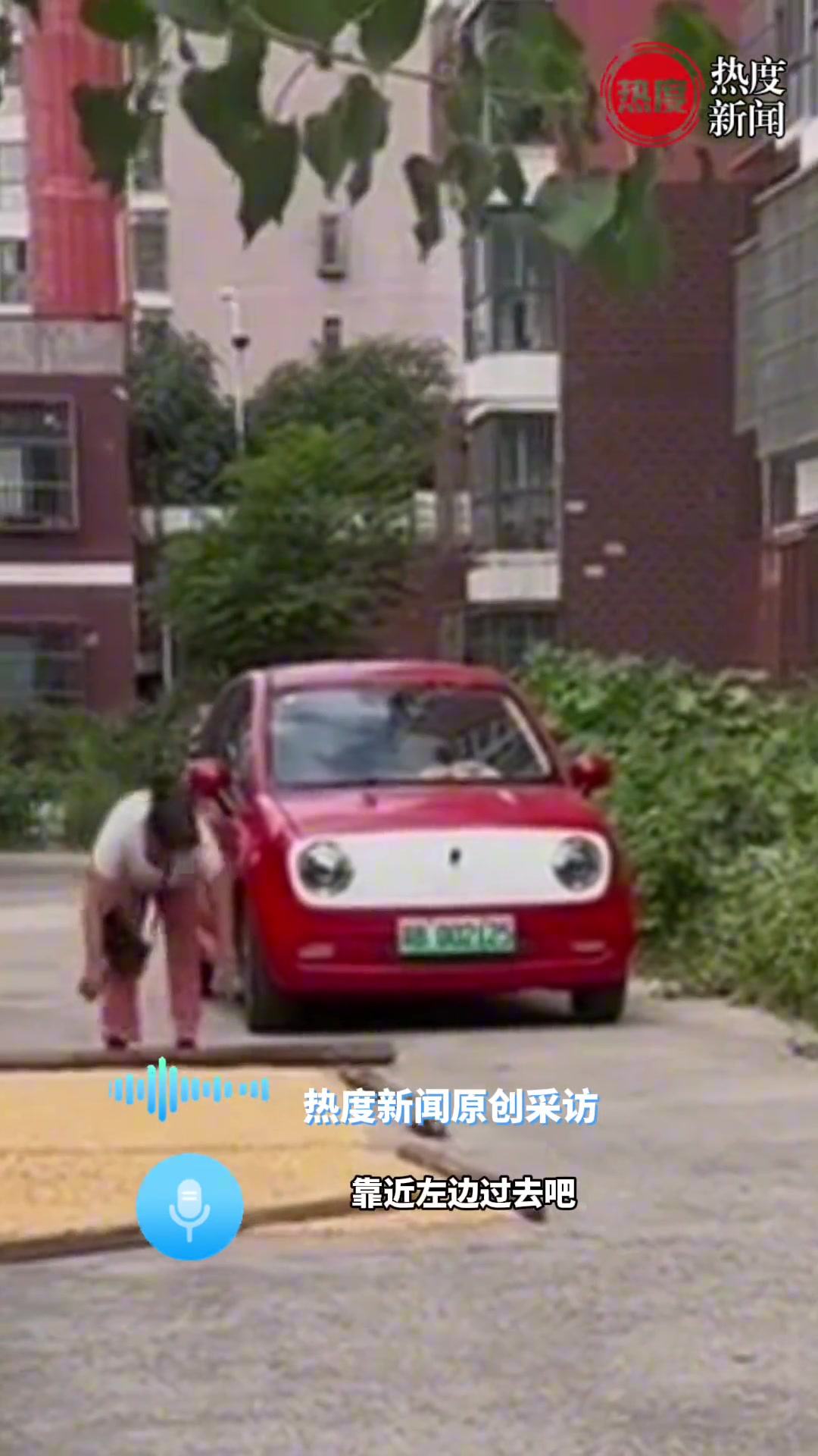 大妈占用消防通道晾晒玉米，还用木桩阻挡过往车辆