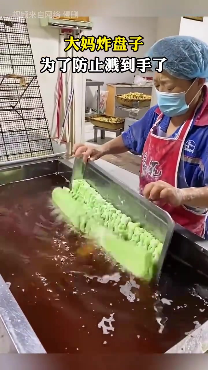 大妈这样做，是为了防止油溅到手吗！